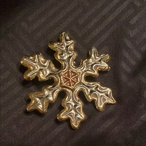Gold Snowflake pendant/brooch